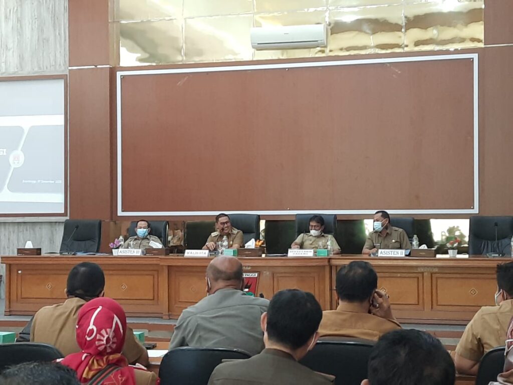 Rapat evaluasi realisasi APBD Kota Bukittinggi dipimpin Walikota Bukittinggi Ramlan Nurmatias di Aula Balaikota Bukittinggi, Senin (07/12)